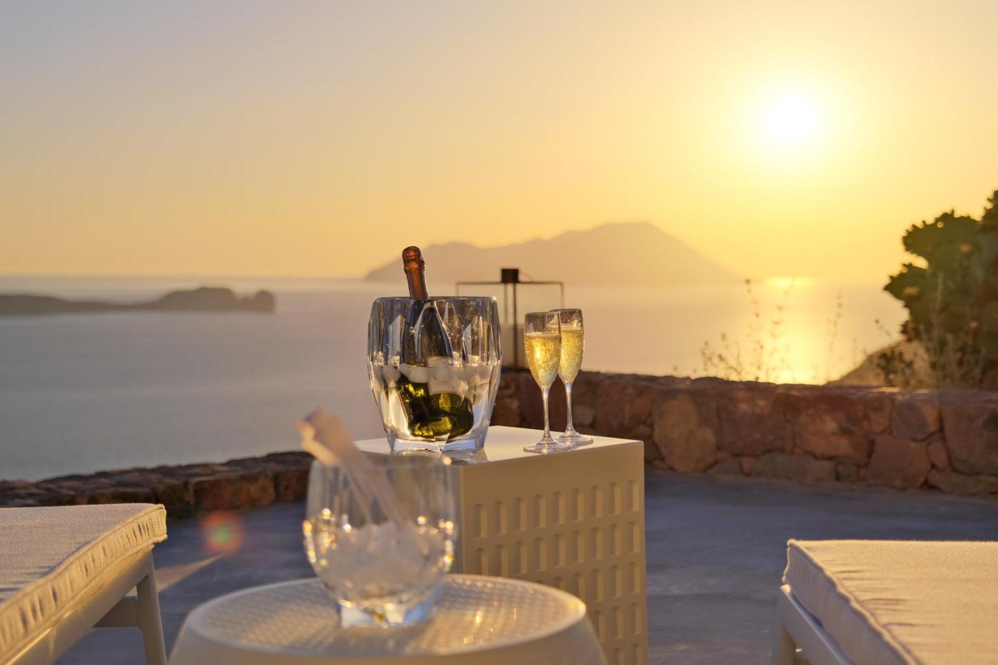 Odyssey Rock Milos Sunset Suites Plaka  Rom bilde
