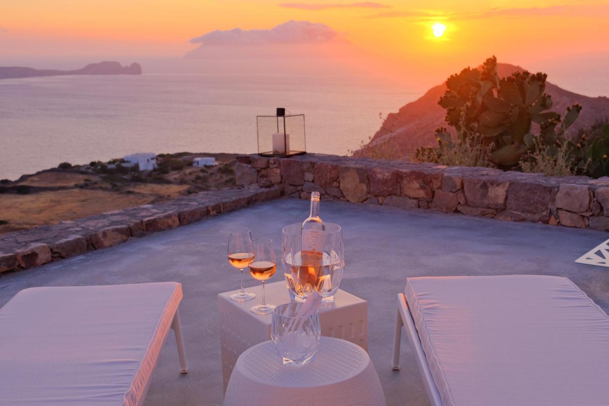 Odyssey Rock Milos Sunset Suites Plaka  Rom bilde