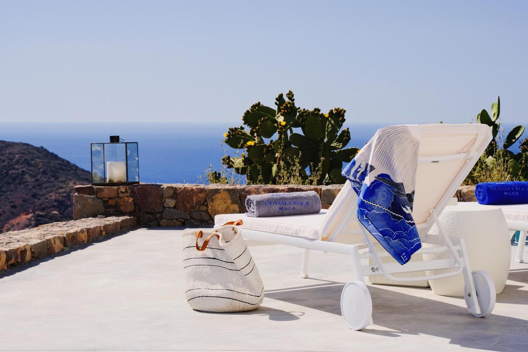 Odyssey Rock Milos Sunset Suites Plaka  Rom bilde