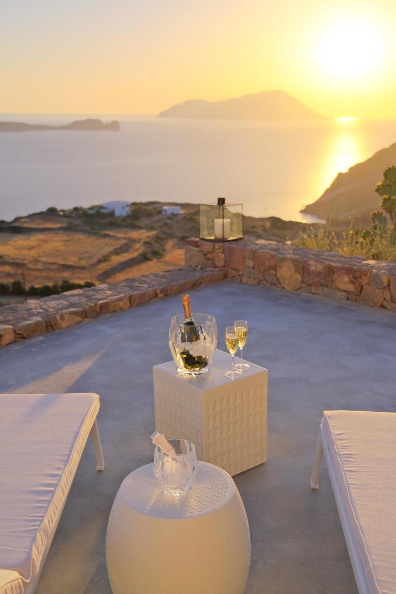 Odyssey Rock Milos Sunset Suites Plaka  Rom bilde