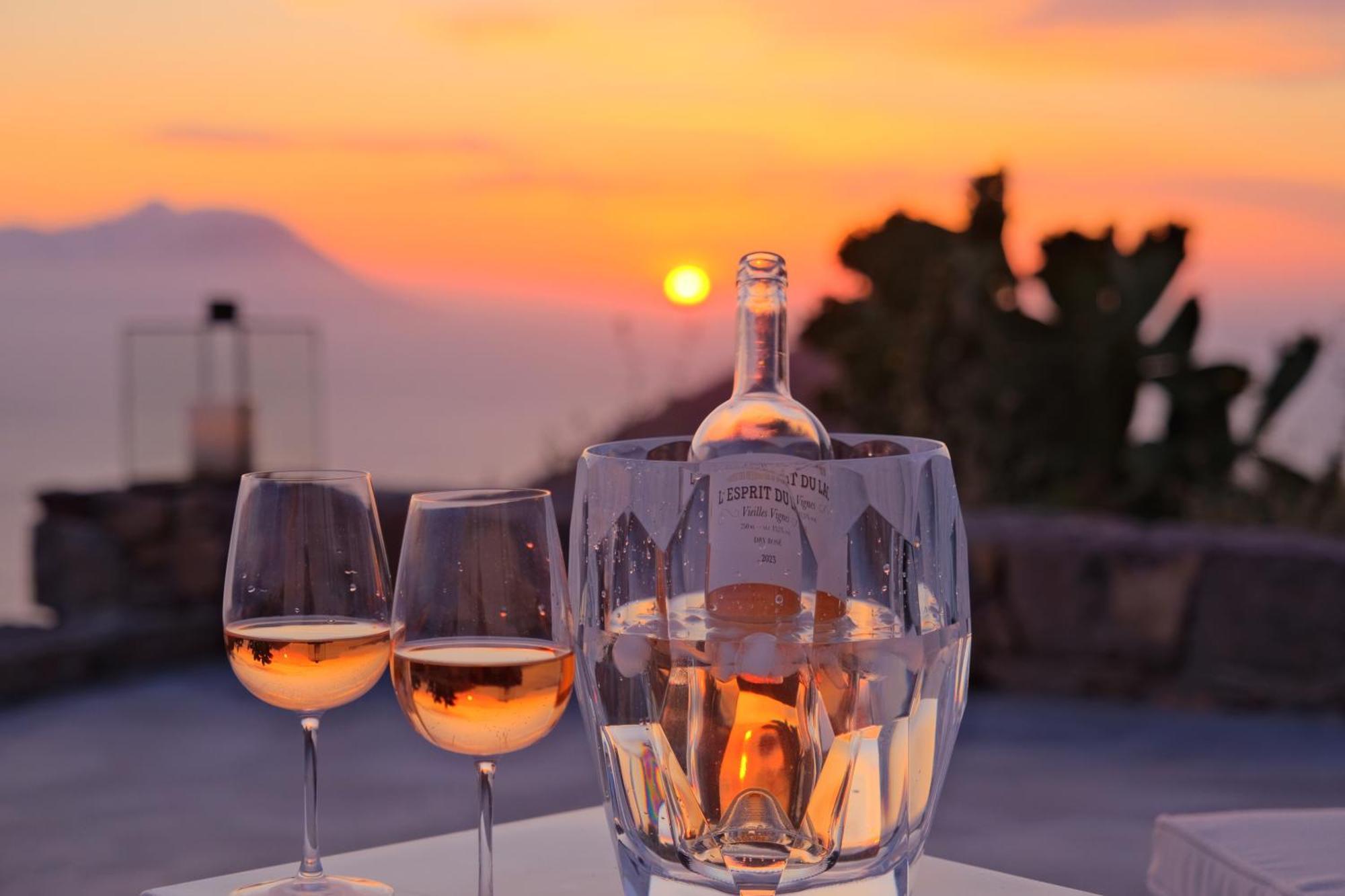 Odyssey Rock Milos Sunset Suites Plaka  Rom bilde