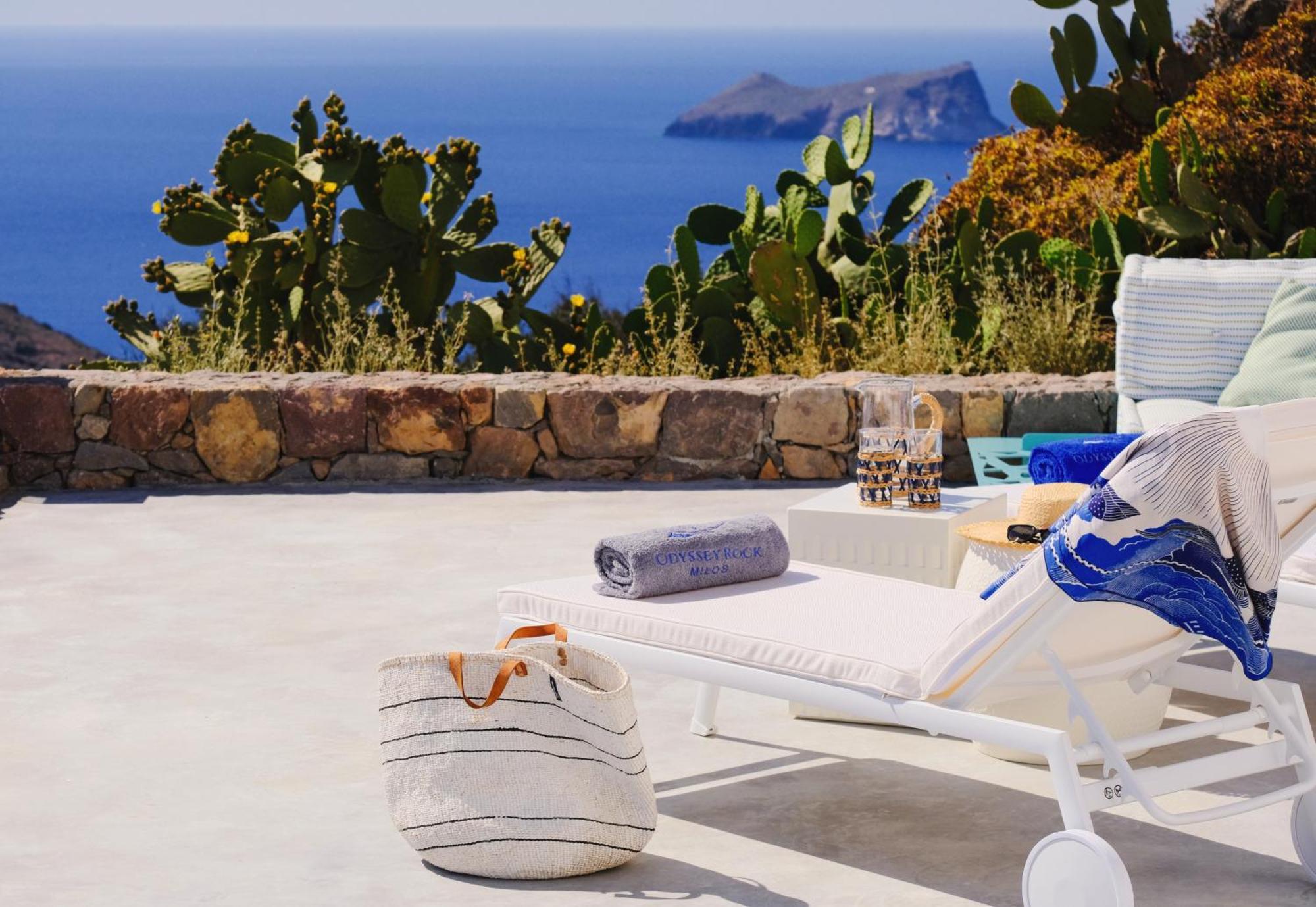 Odyssey Rock Milos Sunset Suites Plaka  Rom bilde