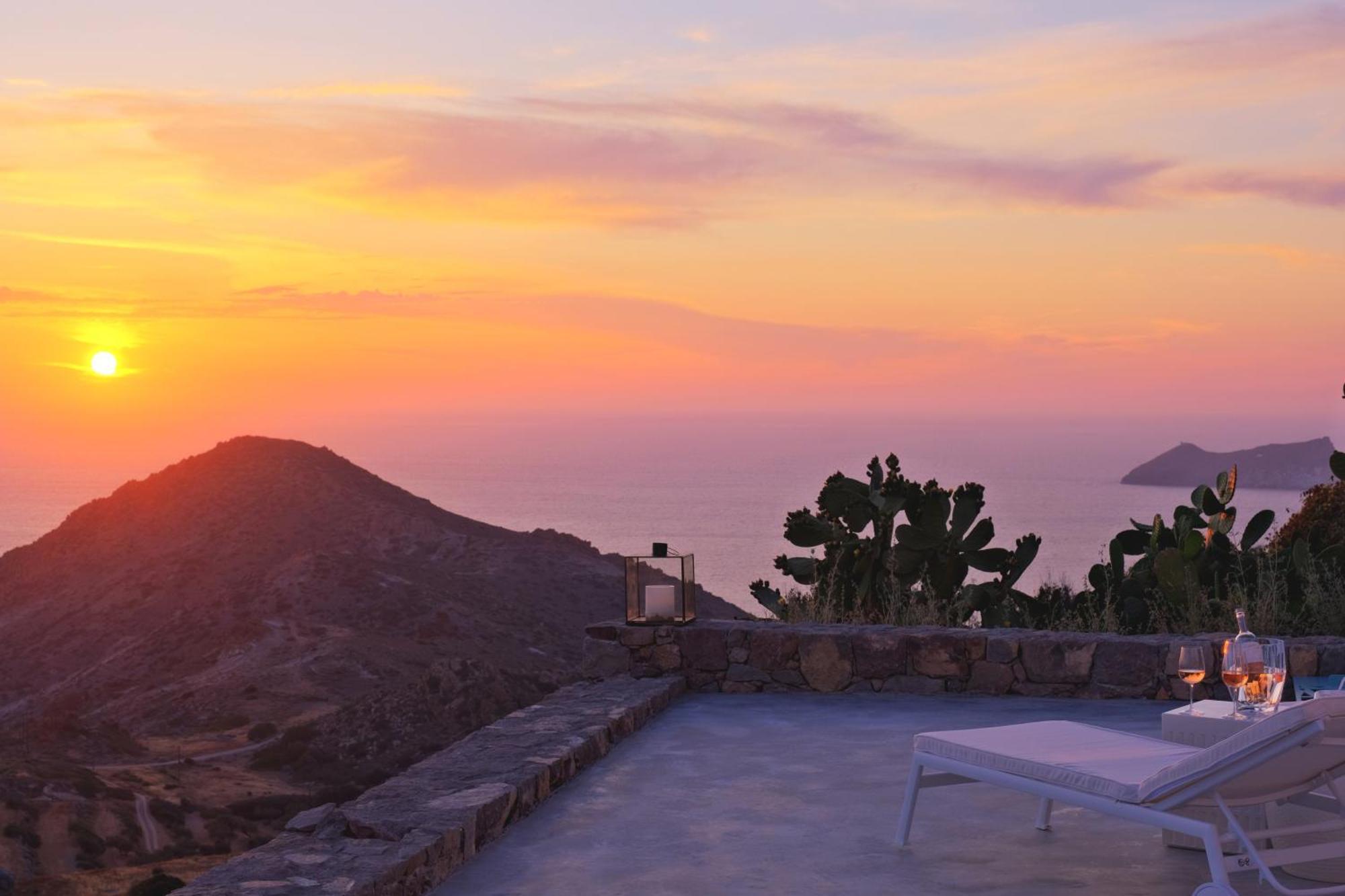 Odyssey Rock Milos Sunset Suites Plaka  Rom bilde